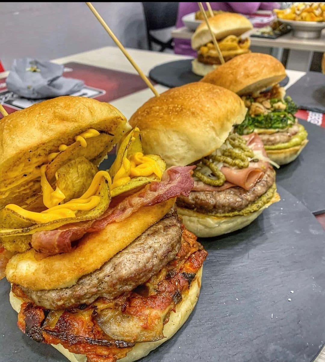 Hamburger e ambiente del Sofisticato Pub a Frattamaggiore